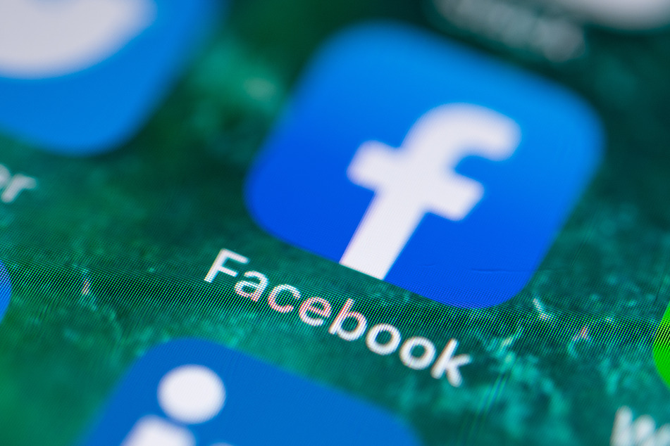 Auf dem Bildschirm eines iPhones wird die App von Facebook angezeigt. Facebook hat am Dienstag in Deutschland einen gesonderten Bereich für journalistische Inhalte gestartet.