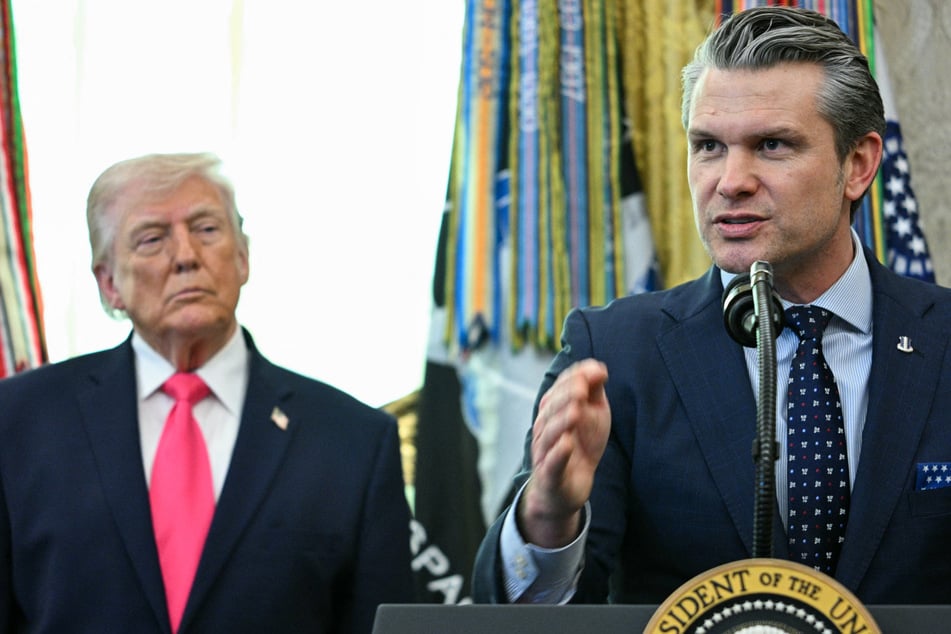 Trump's Defense Secretary Pete Hegseth (r.) boasted over US military operations in Iran during Tuesday's Oval Office event.