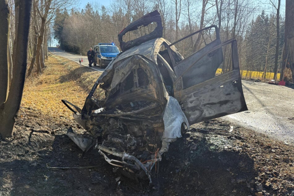 Der Kia war nicht mehr zu retten, er brannte komplett aus.