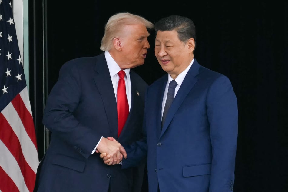 The White House is insisting the President Donald Trump (l.) and Chinese President Xi Jinping maintain a "good working relationship."