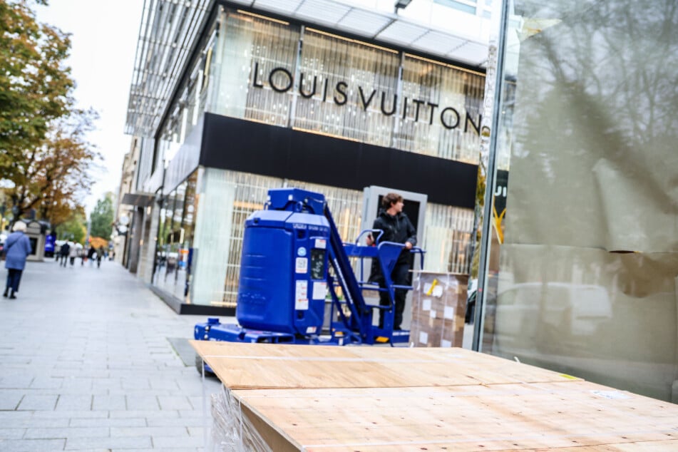 Unter anderem bei Louis Vuitton werden Schaufenster mit Holzplatten verbarrikadiert.