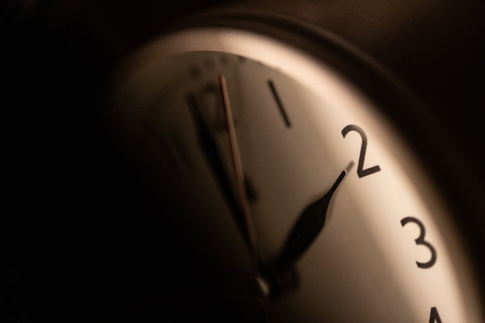 Wie Licht am Morgen hilft, die innere Uhr nach der Zeitumstellung zu synchronisieren – und warum es abends auf weniger Helligkeit ankommt.