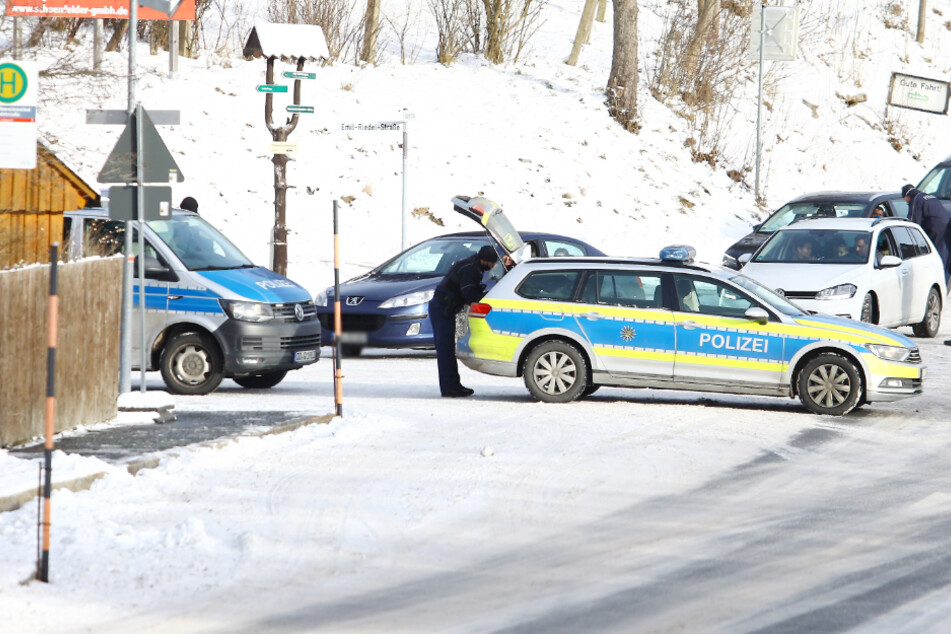 Seit dem Wochenende kontrolliert die Polizei verstärkt die Einhaltung der Corona-Regeln rund um den Fichtelberg. Das soll auch in den kommenden Tagen so bleiben.