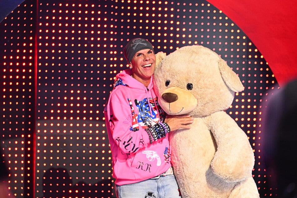 Redo (57) brachte einen XXL-Teddy mit zu "Promi Big Brother".