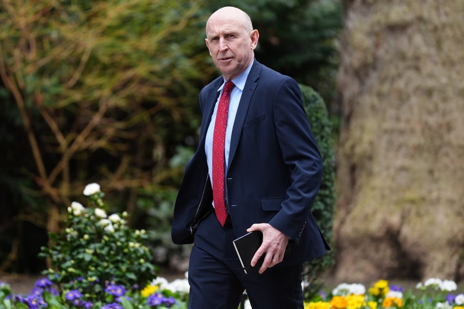 Großbritannien beteiligt sich an einem defensiven Militäreinsatz. Der Verteidigungsminister warnt vor wahllosen iranischen Angriffen.