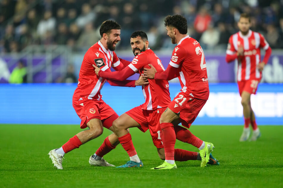 Nicht zu bändigen: Dominik Pelivan (28, l.) und Yannik Möker (25, r.) haben Mühe, ihren Teamkollegen Tolcay Cigerci (29, M.) einzufangen.