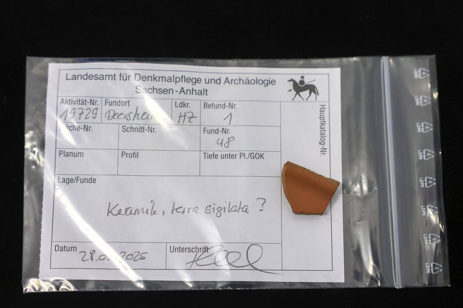 Auch Fibelfragmente aus Keramik wurden entdeckt.