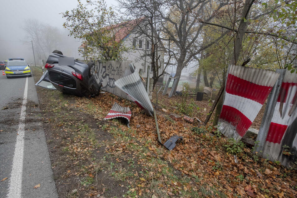 Das Auto überschlug sich und kam an einem Zaun auf dem Dach zum Liegen.