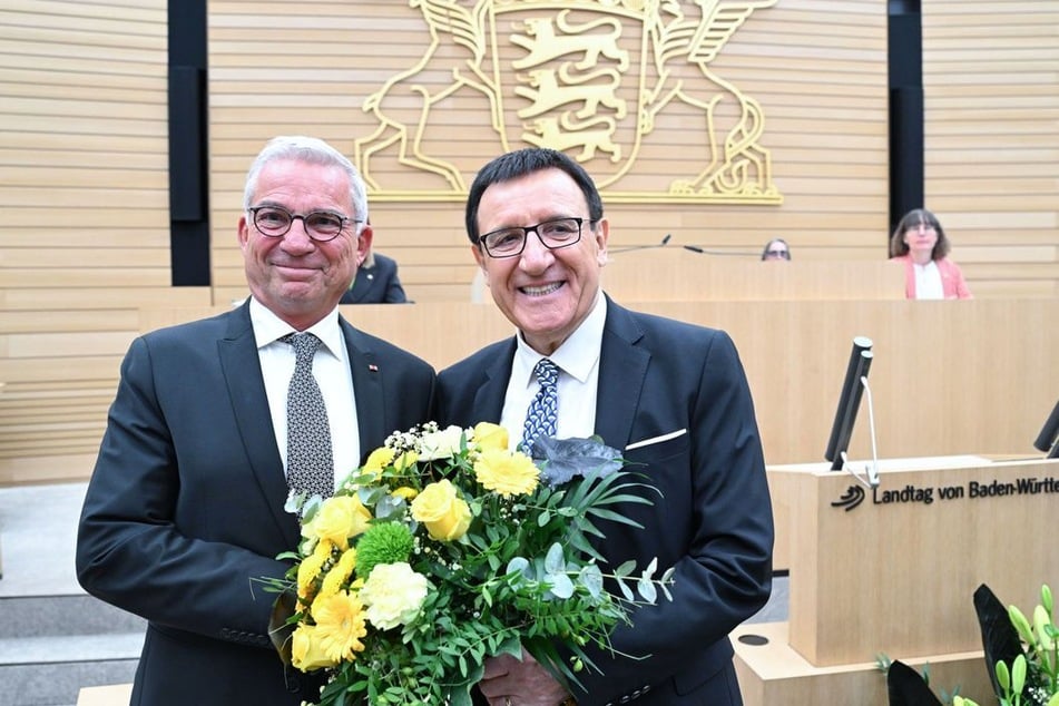 Thomas Strobl (66, CDU, l.) nahm am Dienstag Glückwünsche von Wolfgang Reinhart (70, CDU), Alterspräsident des Landtags von Baden-Württemberg, entgegen.