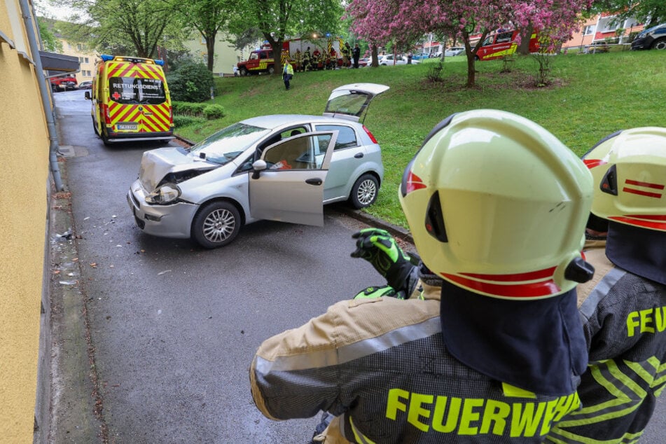 Der Fiat rollte den Abhang hinunter und stieß gegen die Hauswand.