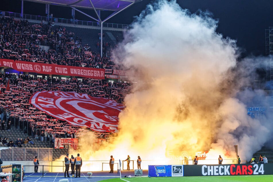 Die Düsseldorf-Fans vernebelten das Olympiastadion mit Pyrotechnik.