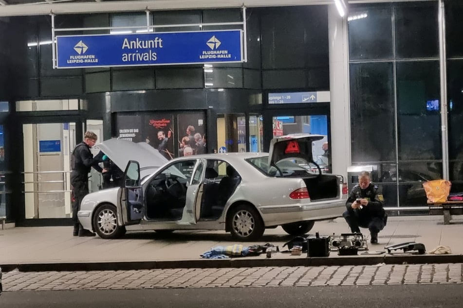 Die Polizei durchsuchte den Mercedes gründlich, konnte jedoch nichts finden.