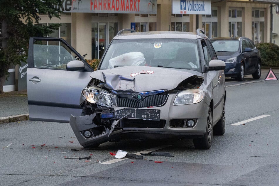 Die Front des Skoda ist hinüber.