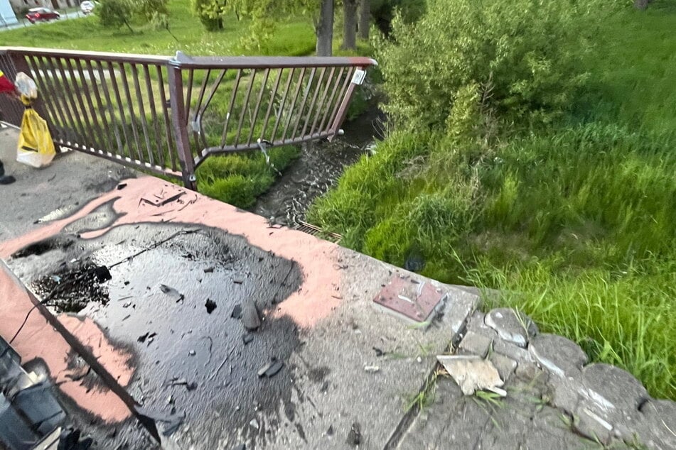 Der Wagen krachte in ein Geländer und wurde schwer beschädigt.