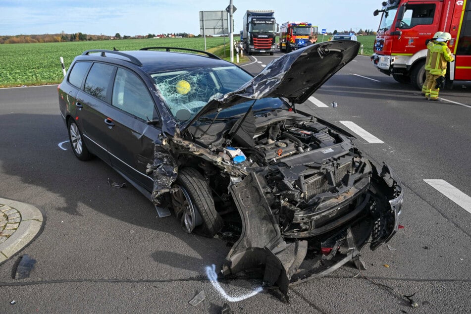Bilder zeigen, dass beide Fahrzeuge stark beschädigt wurden.