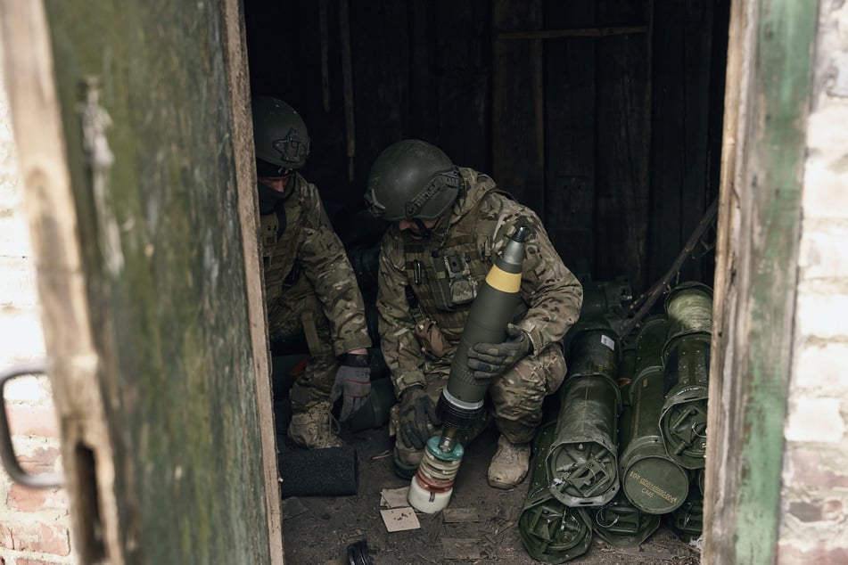 Freiwillige Soldaten in Bachmut bereiten sich auf das Feuer auf russische Stellungen vor.