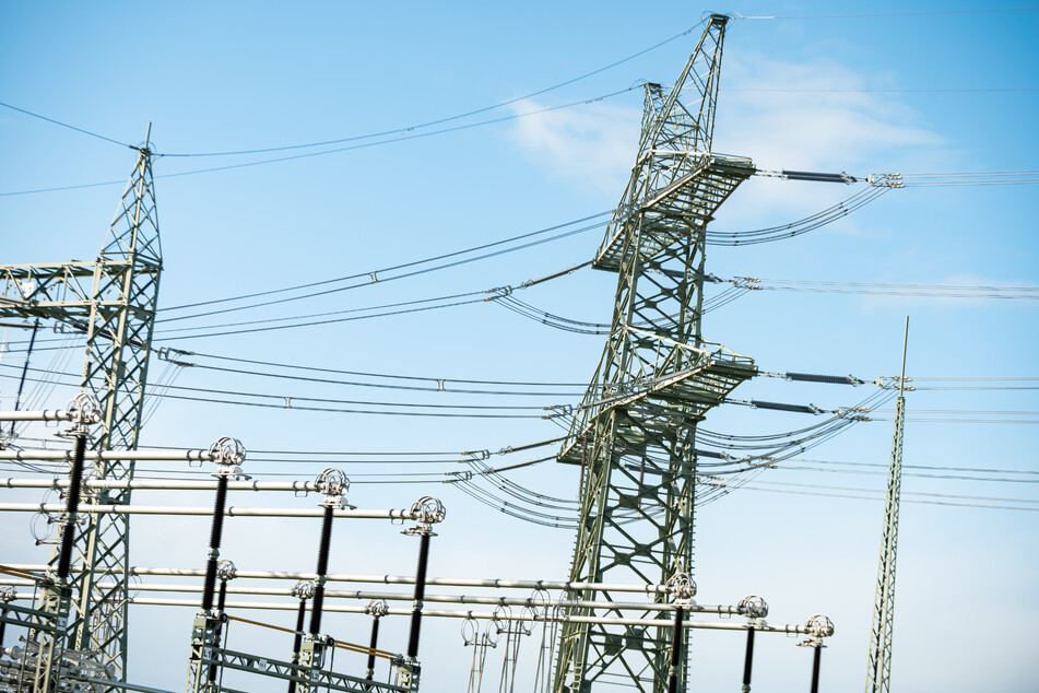 Aufgrund einer Verpuffung in einem Umspannwerk sind in der rheinland-pfälzischen Gemeinde Budenheim etwa 9000 Haushalte seit mehrere Stunden ohne Strom. (Symbolbild)