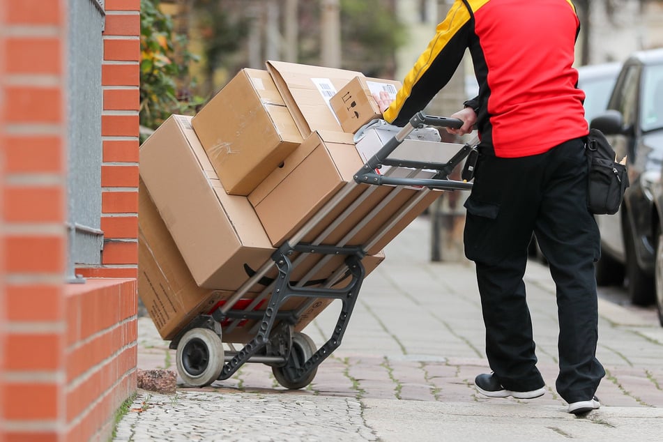 Der Paketzusteller (60) war am Montagvormittag in der Kölner Innenstadt von dem räuberischen Duo überrascht worden. (Symbolbild)