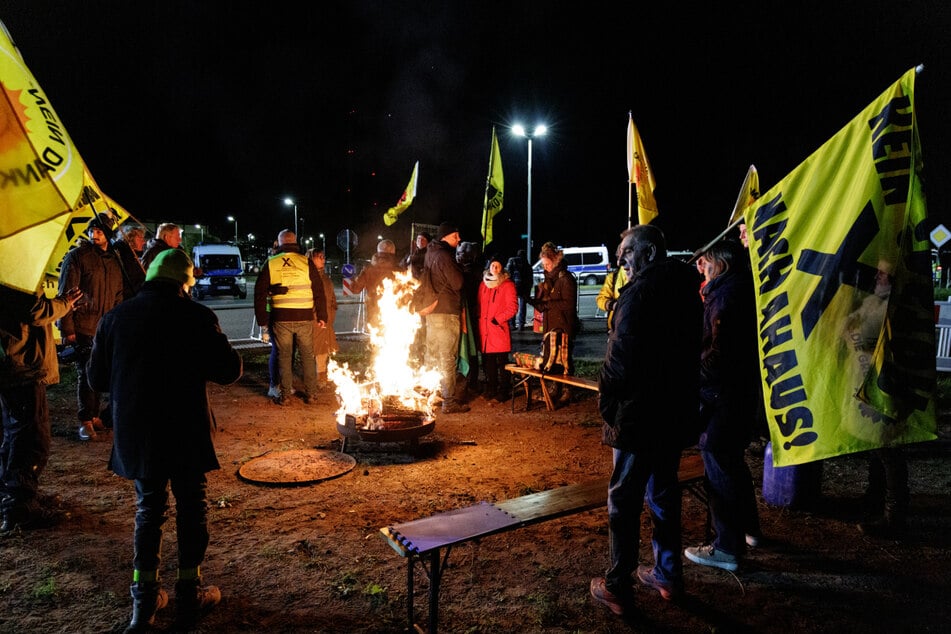 Auch beim zweiten Castor-Transport versammelten sich entlang der Strecke Atomkraft-Gegner für Mahnwachen.