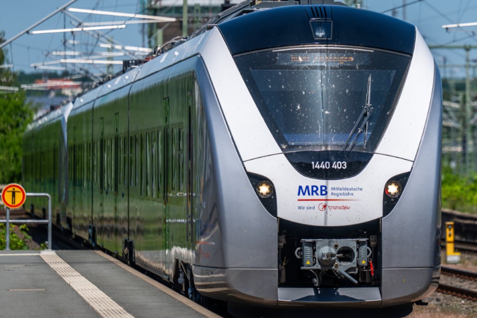 Chemnitz: Schon wieder Unfall auf Bahnstrecke Chemnitz-Leipzig: Zug knallt gegen Schranke