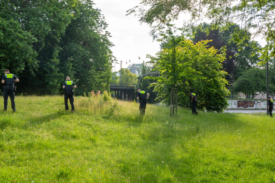 Auch in den Grünflächen um die Lobardsbrücke suchten Polizisten nach Spuren der Tat.
