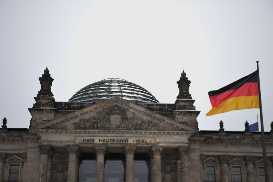 Die größte Deutschlandfahne des Landes flattert vor dem Bundestagsgebäude in Berlin.