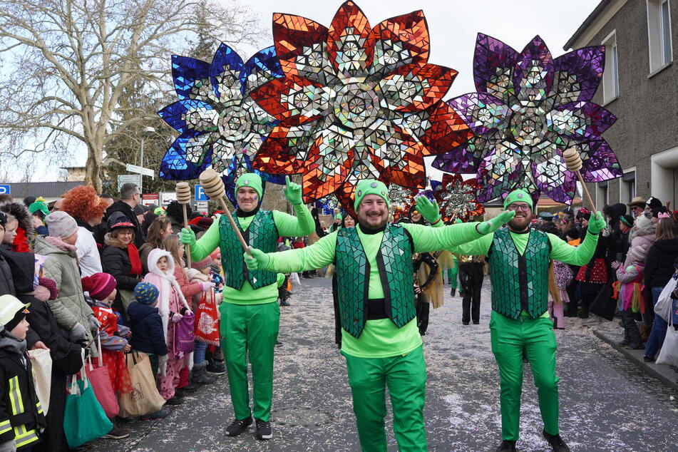 Das Motto beim Radeburger Karneval hieß in diesem Jahr: "Narrenhaus RaBu – verrückt und durchgeknallt!".