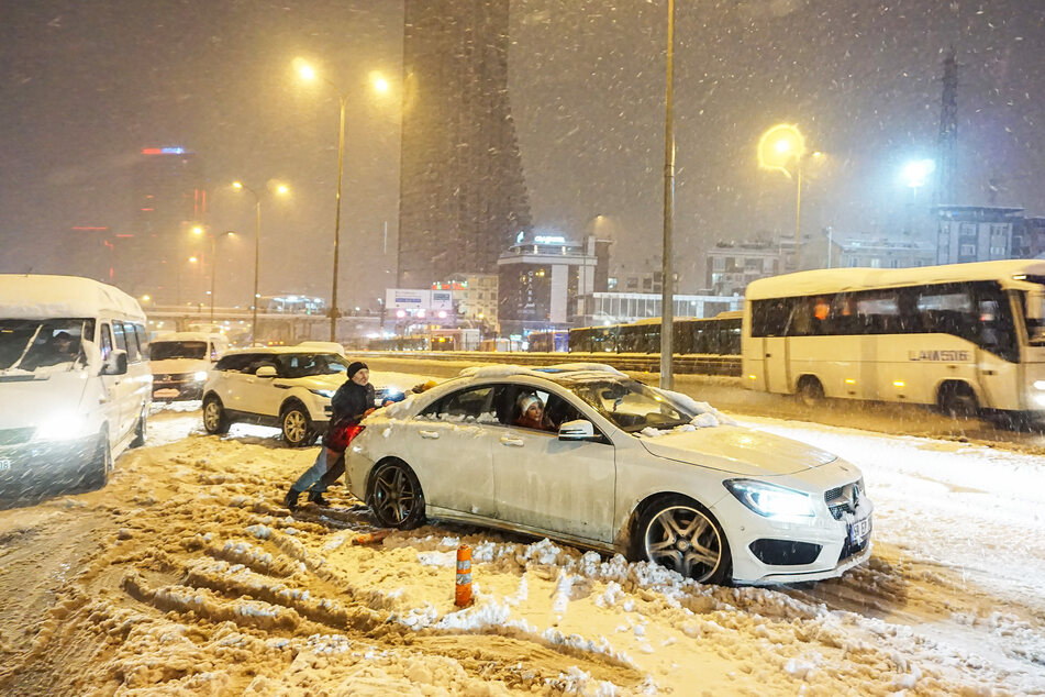 Nichts geht mehr: In Istanbul mussten Autos in der Nacht vielerorts angeschoben werden. Am Dienstag soll man die Fahrzeuge deshalb stehen lassen.