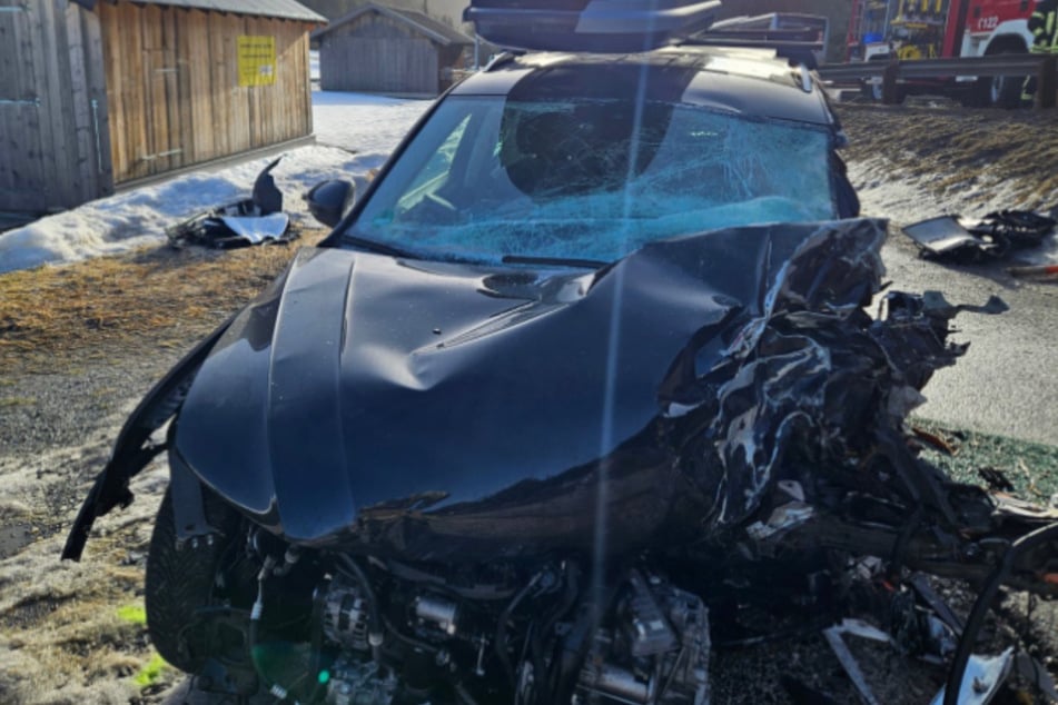 Drei Insassen des heftig demolierten Wagens kamen ins Krankenhaus.