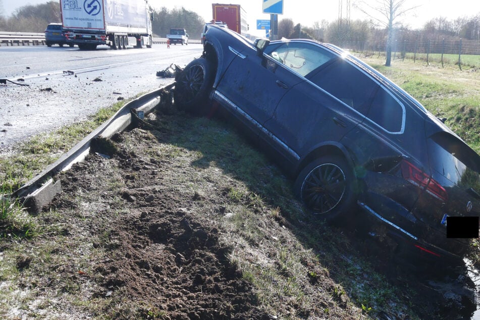 Eine Frau kam bei Graupel von der Autobahn ab und überschlug sich. Sie wurde leicht verletzt.