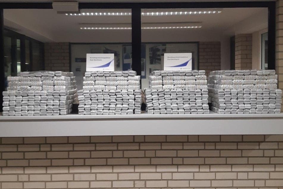 Fast 100.000 Schmerztabletten fand die Polizei in dem Transporter.