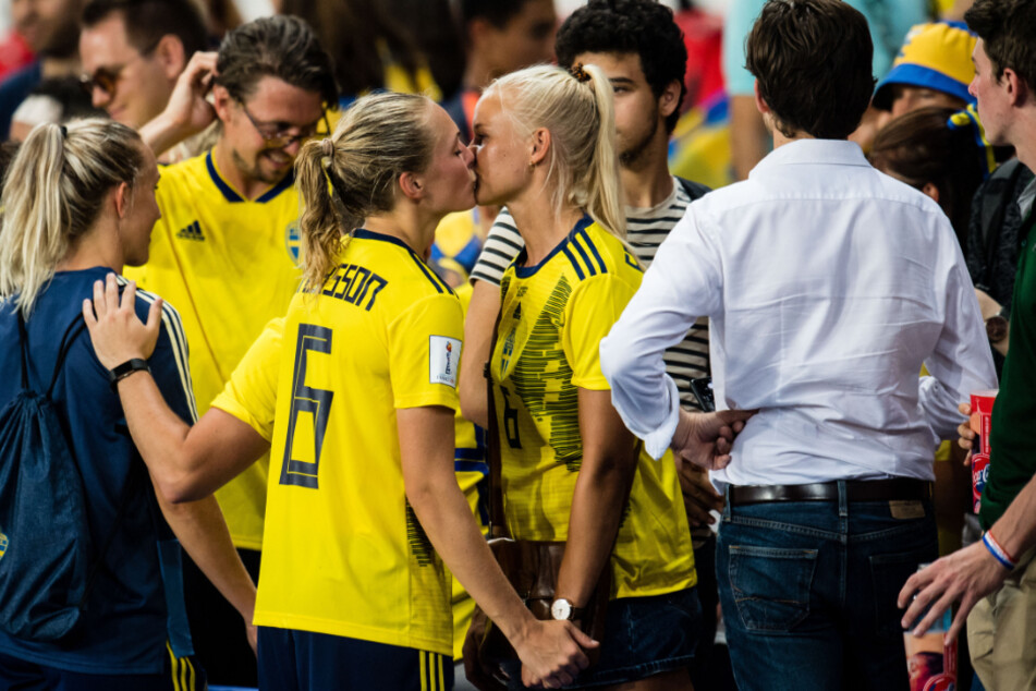 Ein Kuss für die Siegerin! Nach dem Erfolg der schwedischen Nationalauswahl im Achtelfinale der WM 2019 gegen Kanada freute sich Pernille Harder (30, r.) mit ihrer Partnerin Magdalena Eriksson (29).