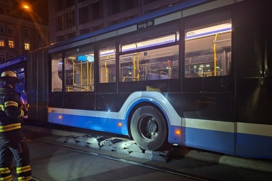 München: Bus kommt nicht mehr von den Gleisen: Feuerwehr greift zu ungewöhnlichem Hilfsmittel