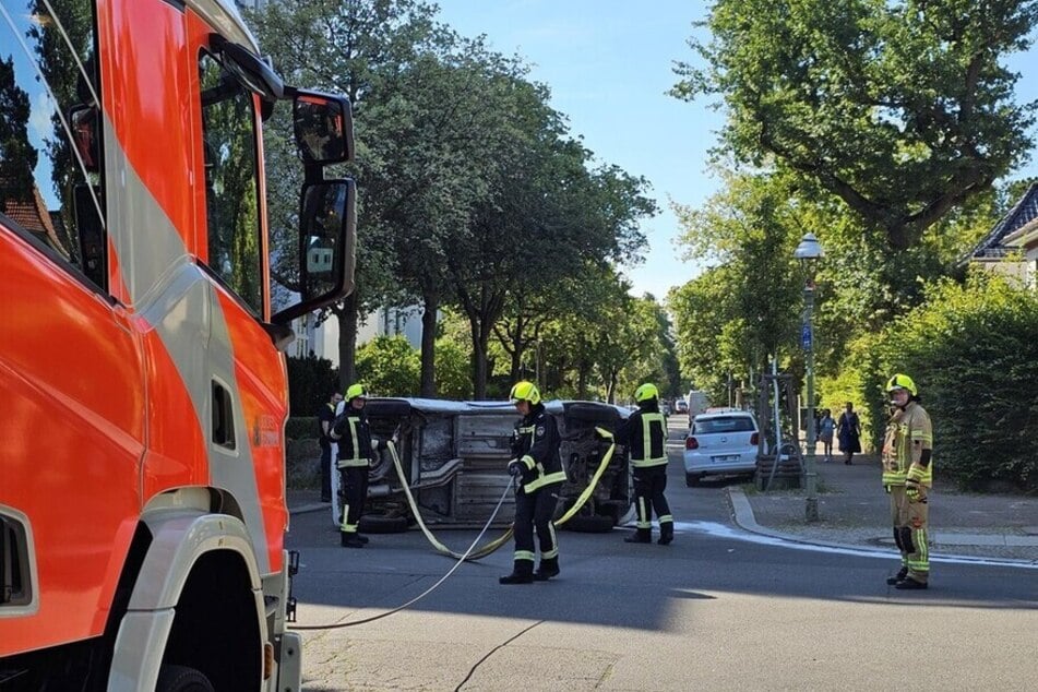 Die Feuerwehr sichert die Unfallstelle.