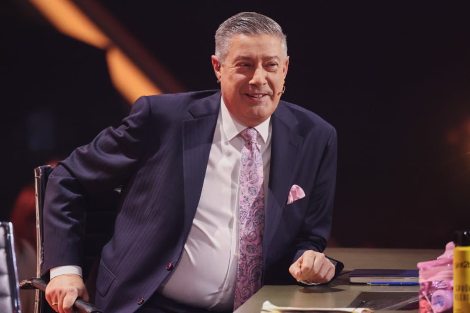 Während der Liveshows soll Joachim Llambi (61) regelmäßig kurzes Feedback per Nachricht von seiner Mama bekommen.