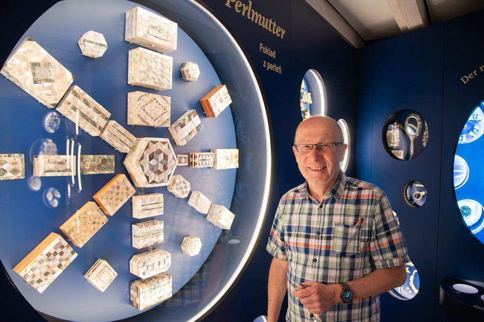 Museumsleiter Steffen Dietz (64) steht neben verschiedenen Schatullen aus Perlmutt.