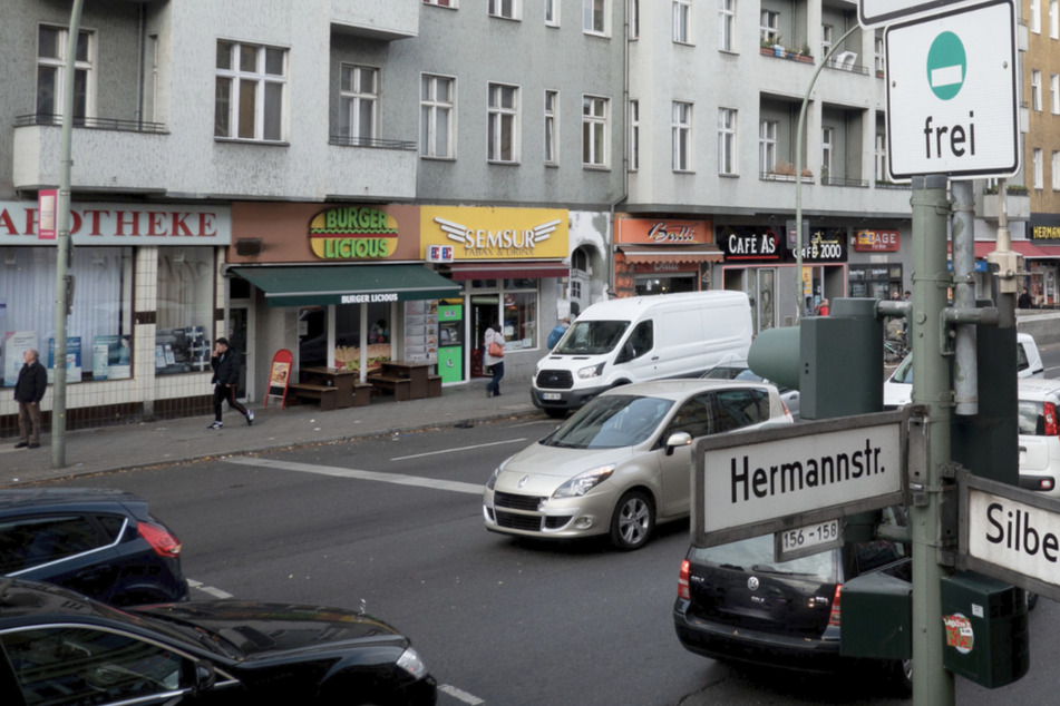 Die Polizisten kontrollierten in der Hermannstraße einen einen 17-Jährigen.