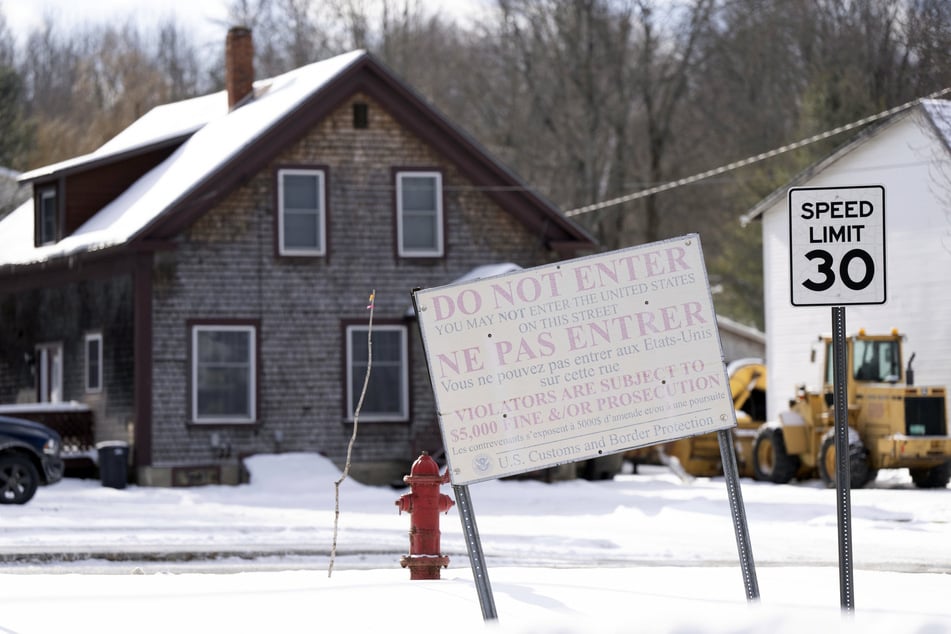 Ein Schild an einer unbewachten Grenzstraße, die von Stanstead, Quebec, nach Derby Line, Vermont, USA führt.