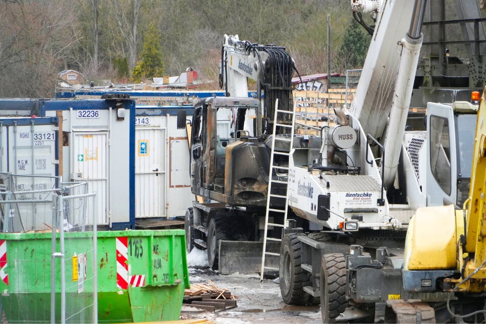 Der Bagger wurde durch die Flammen schwer beschädigt.