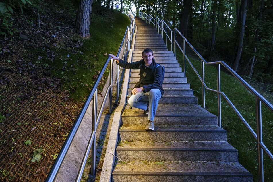Maik Ernst (35) freut sich über das beleuchtete Geländer der Treppe hinauf zum Kaßberg.