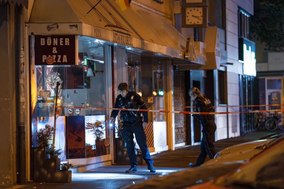 Die Polizei war in der Nacht mit einem Großaufgebot vor Ort, um die Lage zu kontrollieren und weitere Eskalationen zu vermeiden.