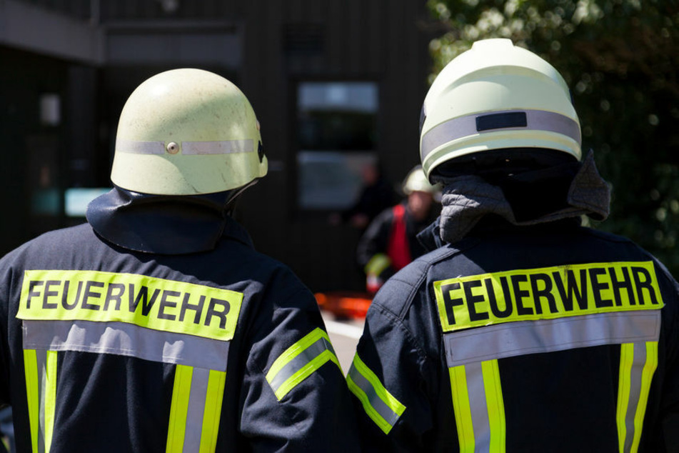 Die Feuerwehr eilte zum Brandort und begann unverzüglich mit dem Löschen. Das Haus konnten sie jedoch nicht mehr retten. (Symbolfoto)