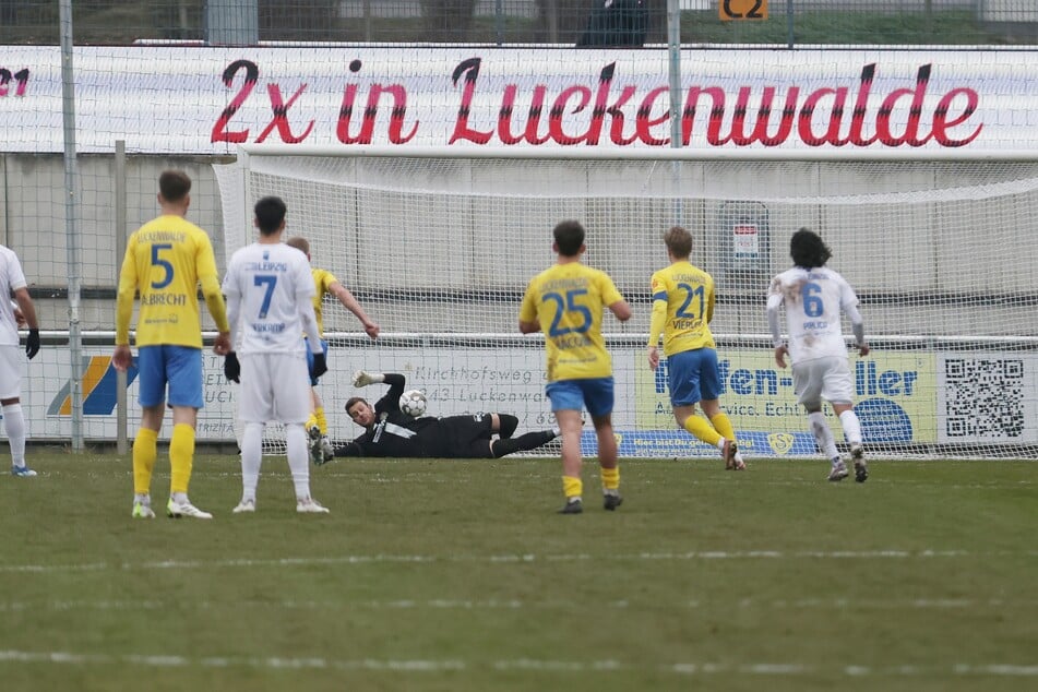 Nachspielzeit erster Durchgang: Andreas Naumann (liegend) pariert den Elfmeter von Lucas Vierling (2.v.r.).