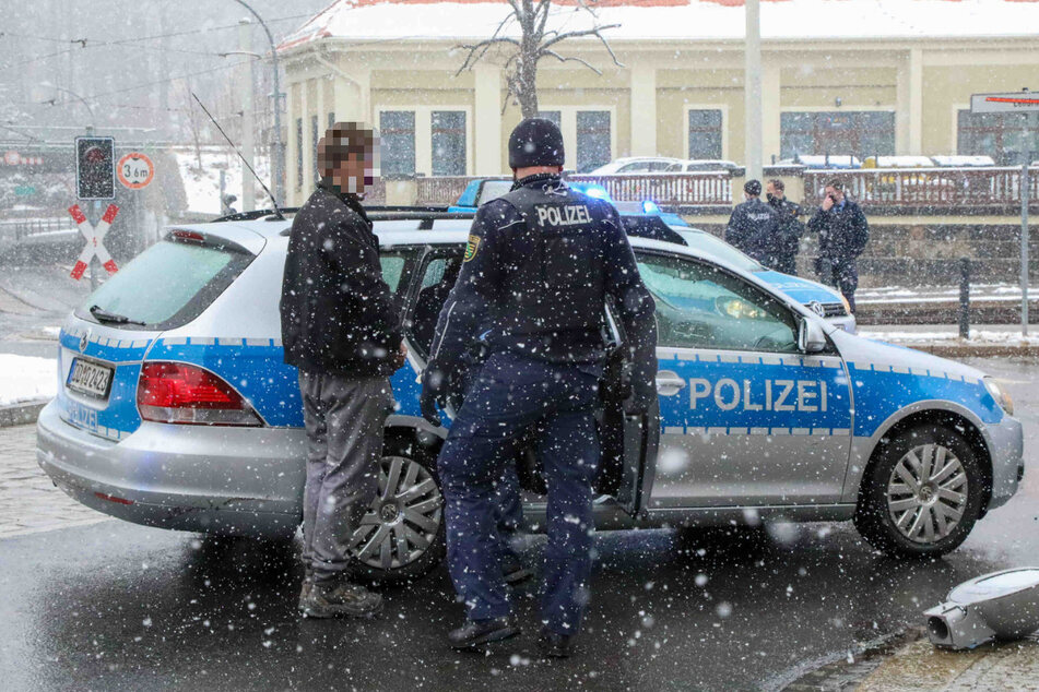 Der Audifahrer (24, l.) wurde vorläufig festgenommen.