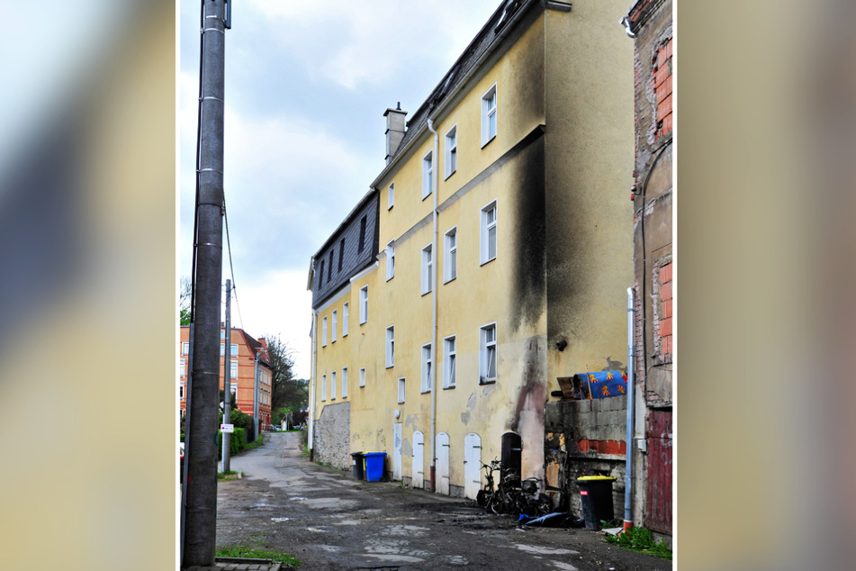 Hohe Flammen: Die Hauswand im Zwickauer Stadtteil Neuplanitz ist rund 15 Meter bis unters Dach geschwärzt.