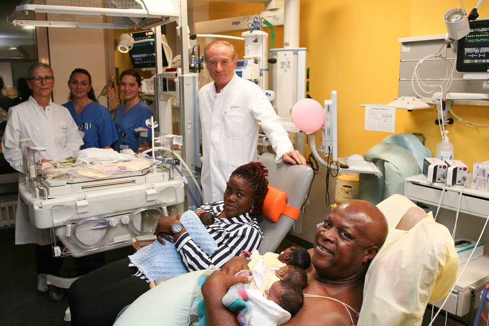 Den fünf Kindern und ihren Eltern gehe es sehr gut.