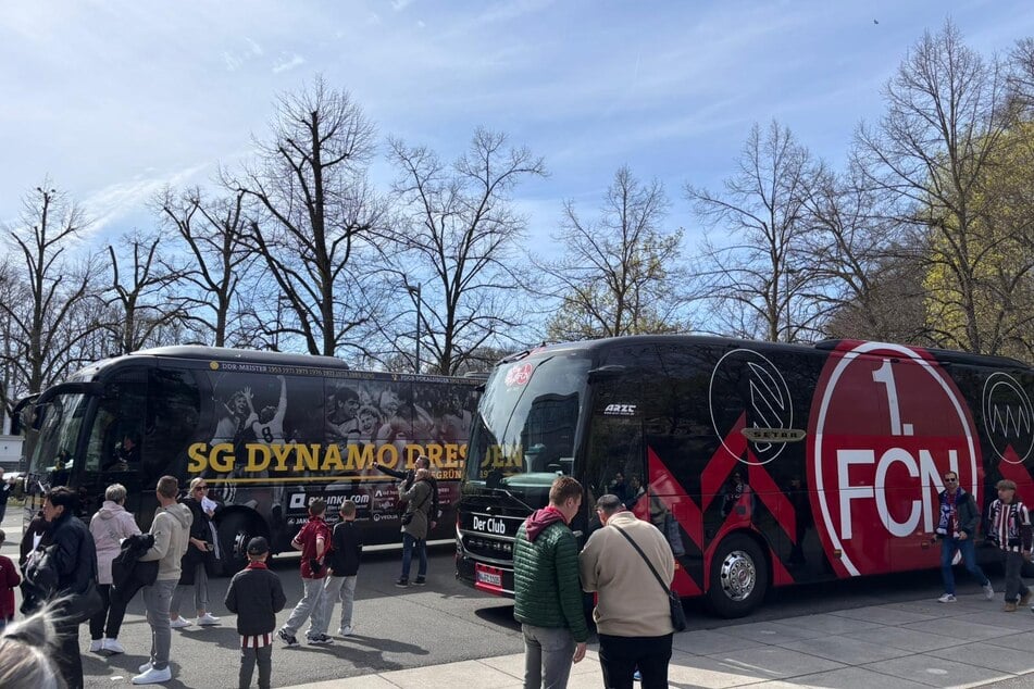 Kurz vor 12 Uhr fuhr der Dynamo-Teambus vor.