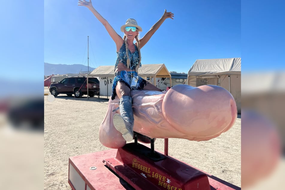 Sonya Kraus (51) ist immer für einen Spaß zu haben. Im Rahmen ihres alljährlichen Festivalbesuchs beim "Burning Man" stellt sie sich derzeit aber auch tiefgründige Menschheitsfragen.