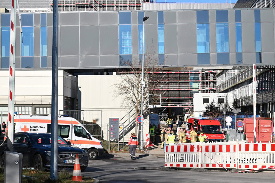 Es kam zum Großeinsatz von Rettungsdienst, Polizei und Feuerwehr.