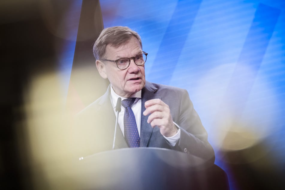 Bundesaußenminister Johann Wadephul (63, CDU) will mehr Ukraine-Rüstungsaufträge für Deutschland.